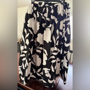 Gorgeous kate spade Black and White Floral Skirt like new